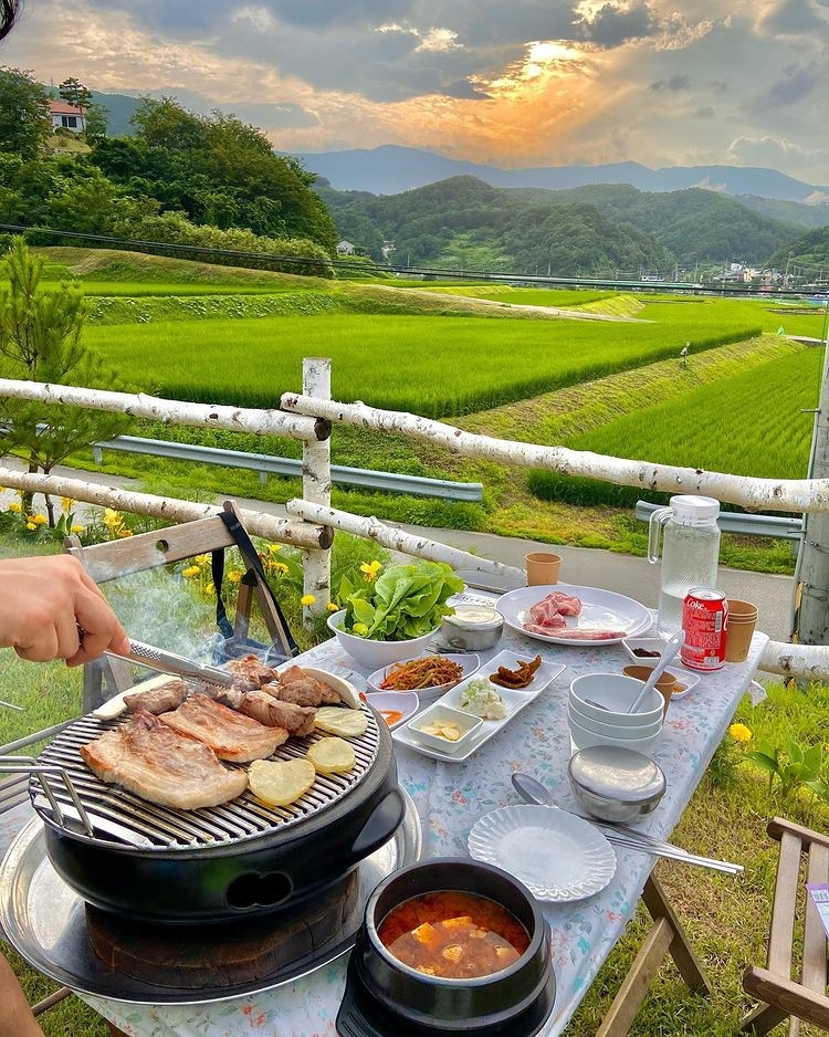논밭멍- 하며 고기 한 점 어때? 논밭 뷰 맛집&카페