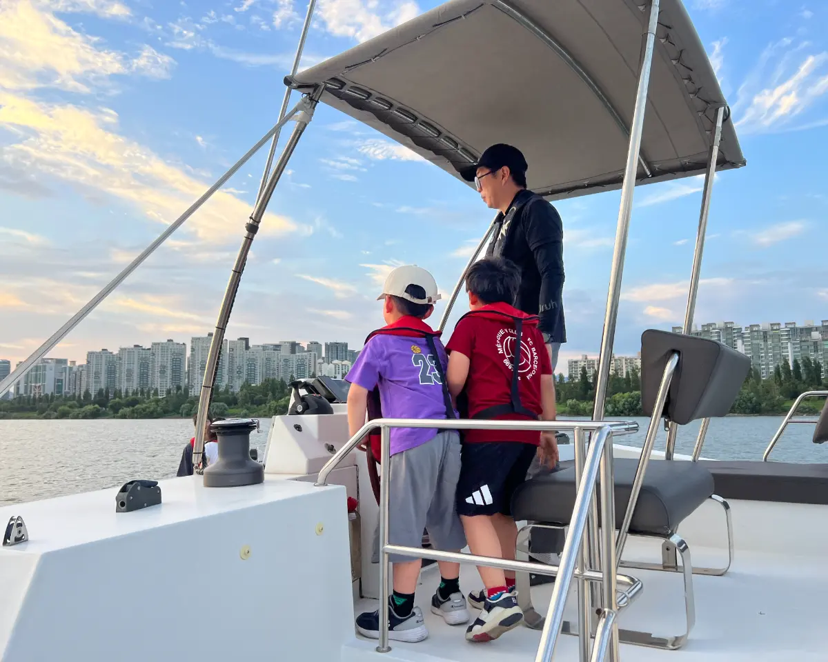 한강을 시원하게 달리는, 현대요트 서울지점