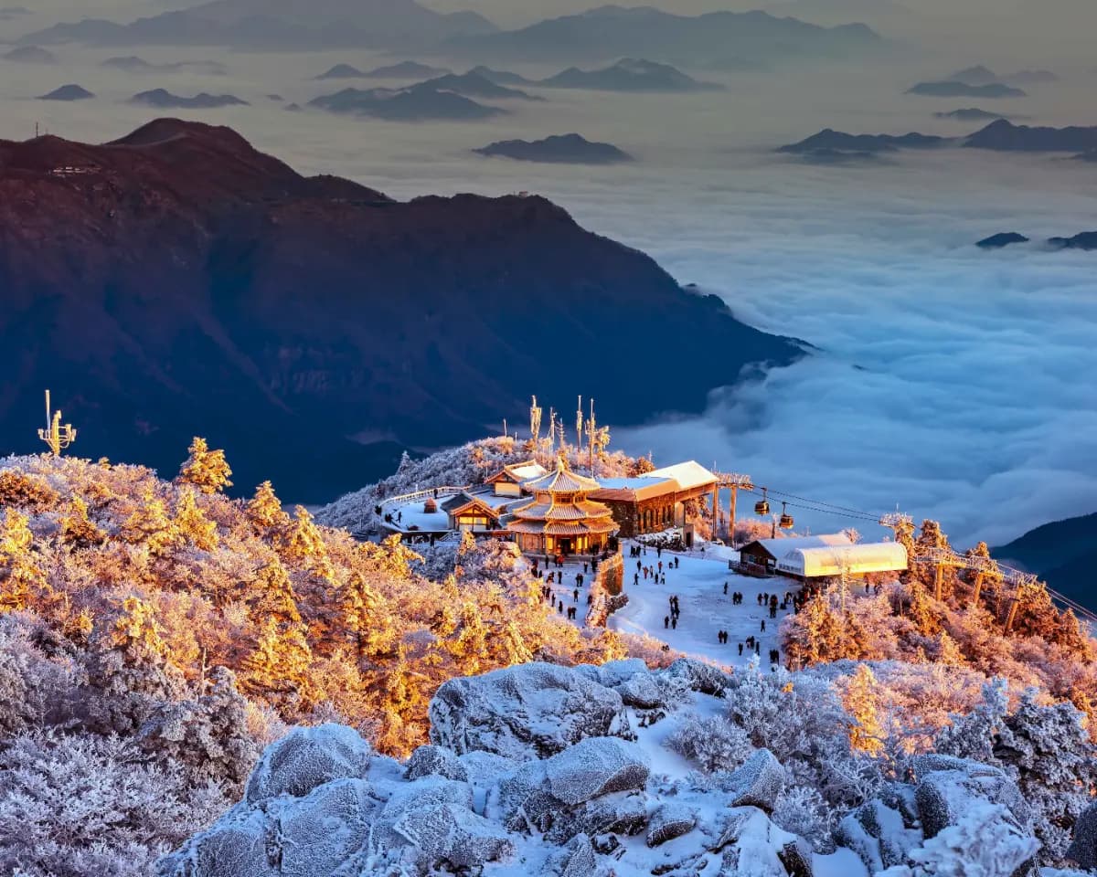 곤도라 타고 만나는 덕유산 눈꽃 기차여행