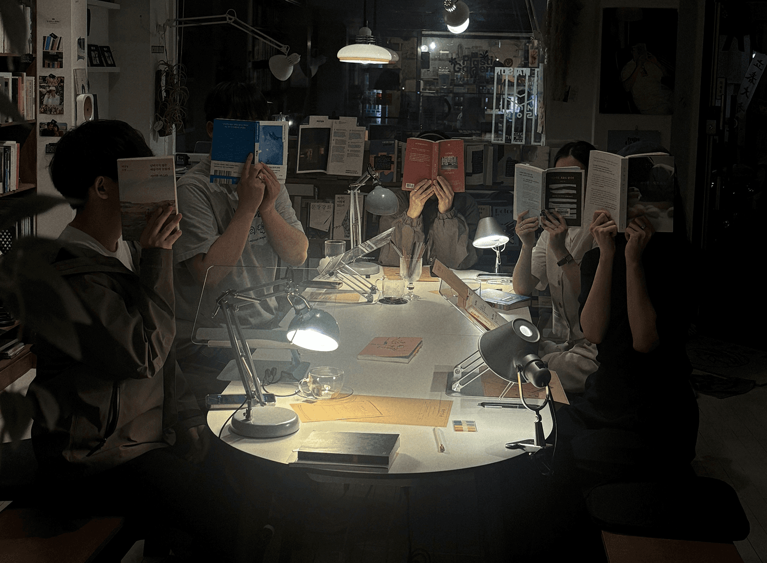 책방밀물 | 여름밤, 책 한 권과 맥주 한 잔
