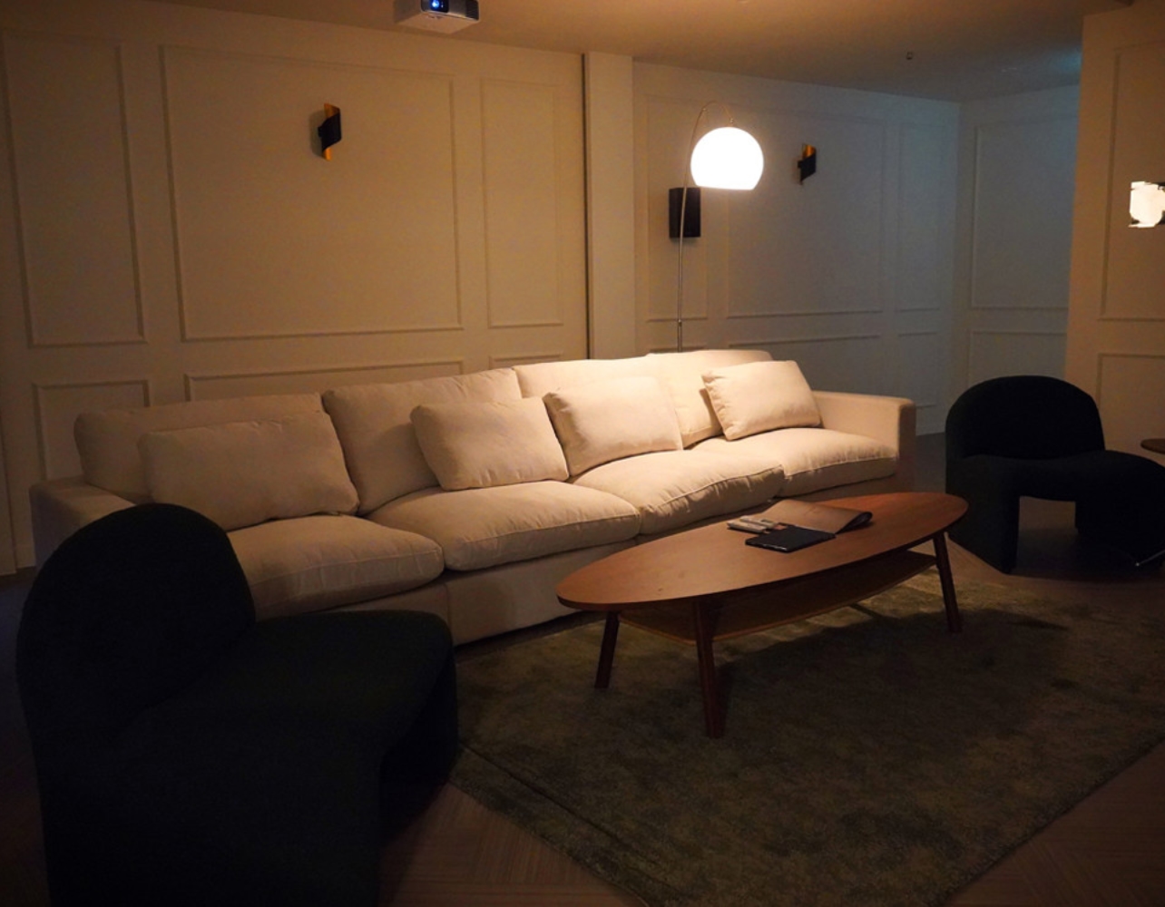 핸드폰도 배달음식도 가능한, 우리만의 프라이빗 시네마